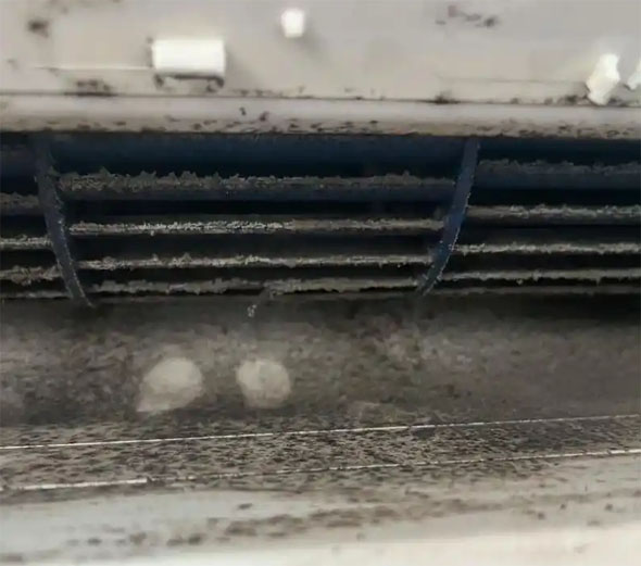 平山空调吹的风有股烧焦味是怎么回事